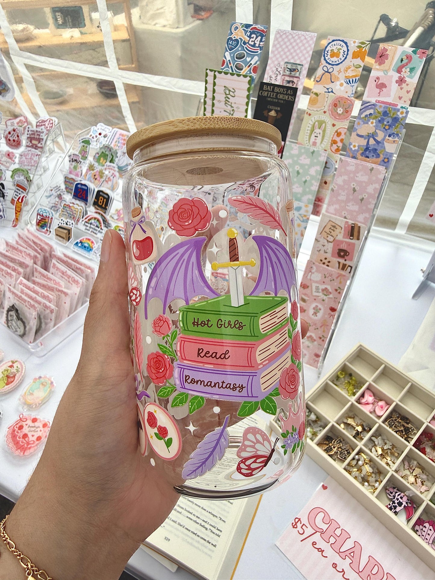 Hot Girls Read Romantasy Glass Cup, Bookish Tumbler, Fantasy Reader Gift, Sword and Wing Aesthetic Cup